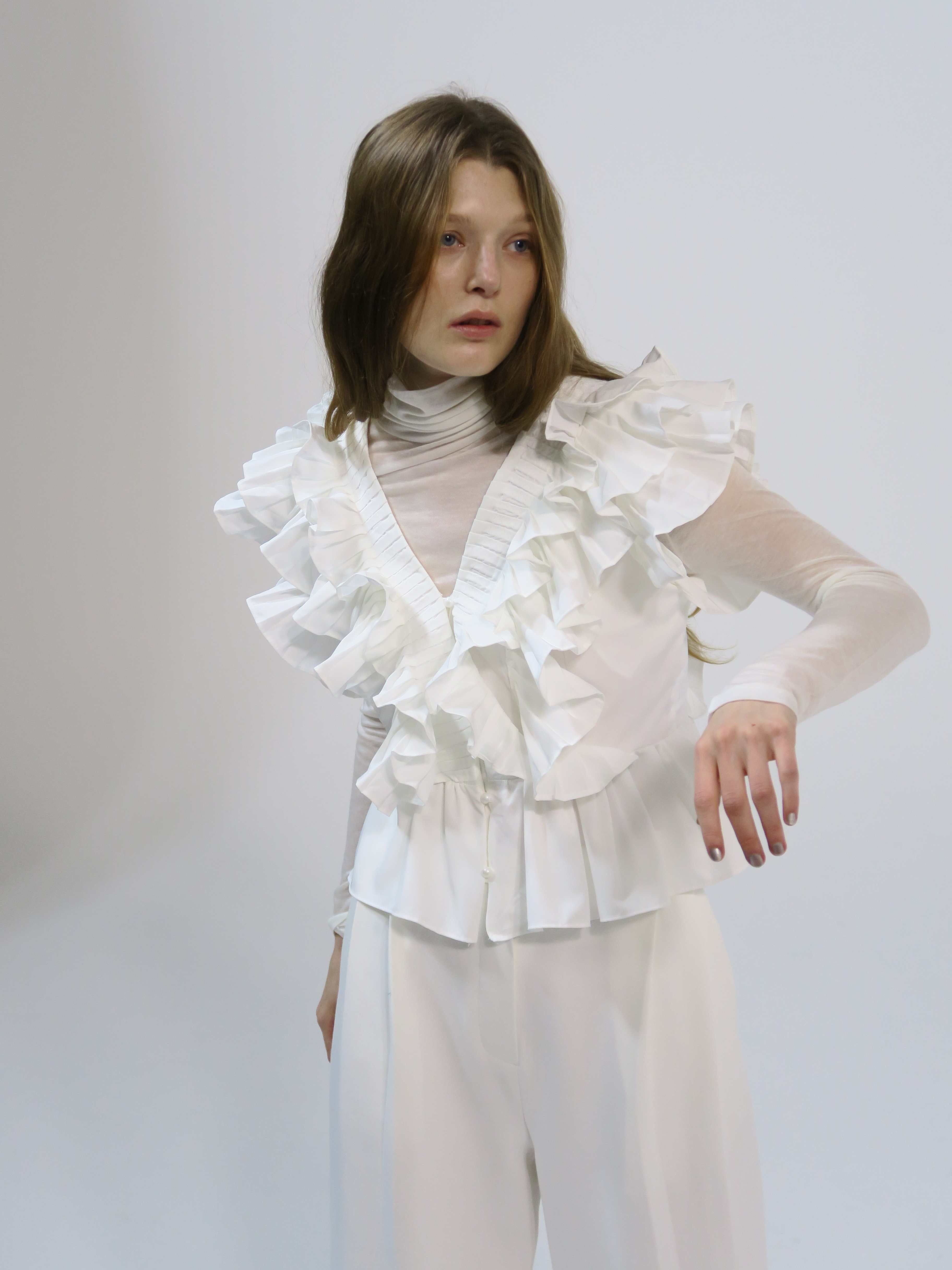 トップス AMOMMA RAFFLE FRILL TOPS (IVORY) サンプルセール / raffle frill tops (ivory) – AMOMMA