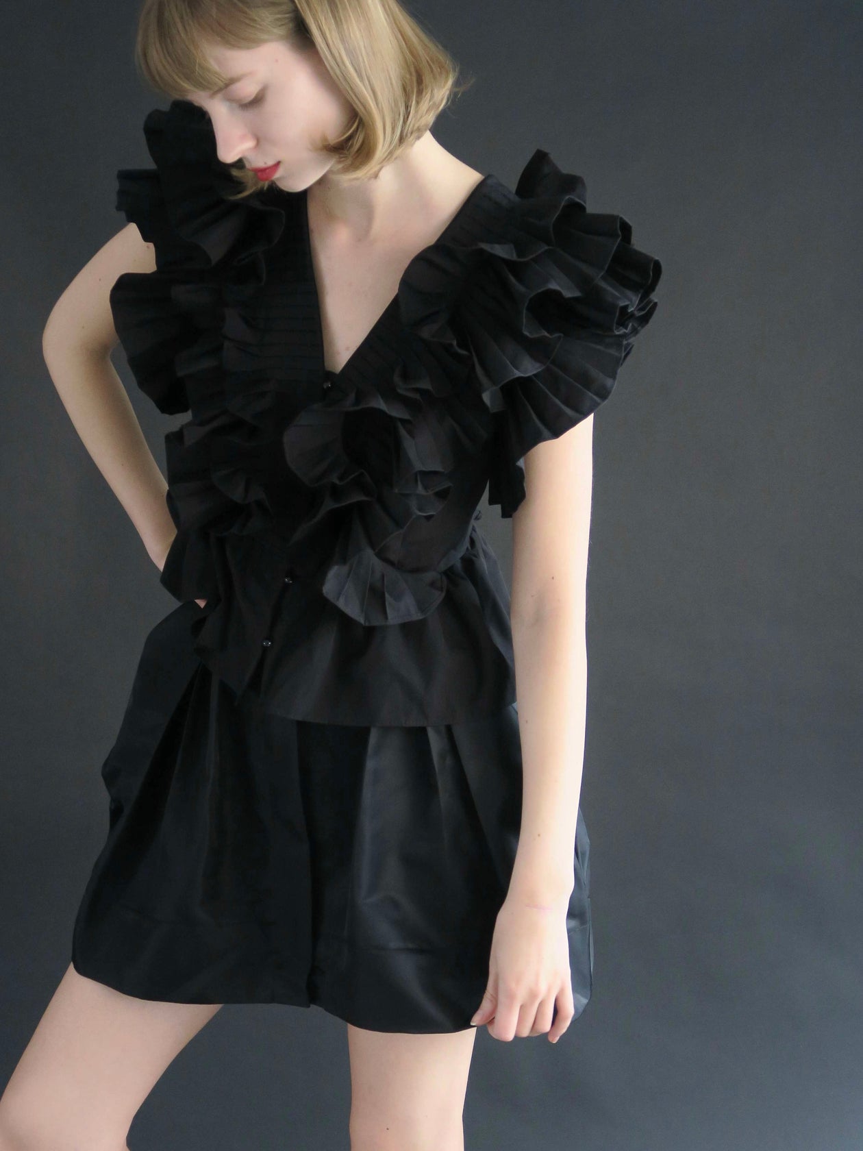 RAFFLE FRILL TOPS（BLACK） – AMOMMA