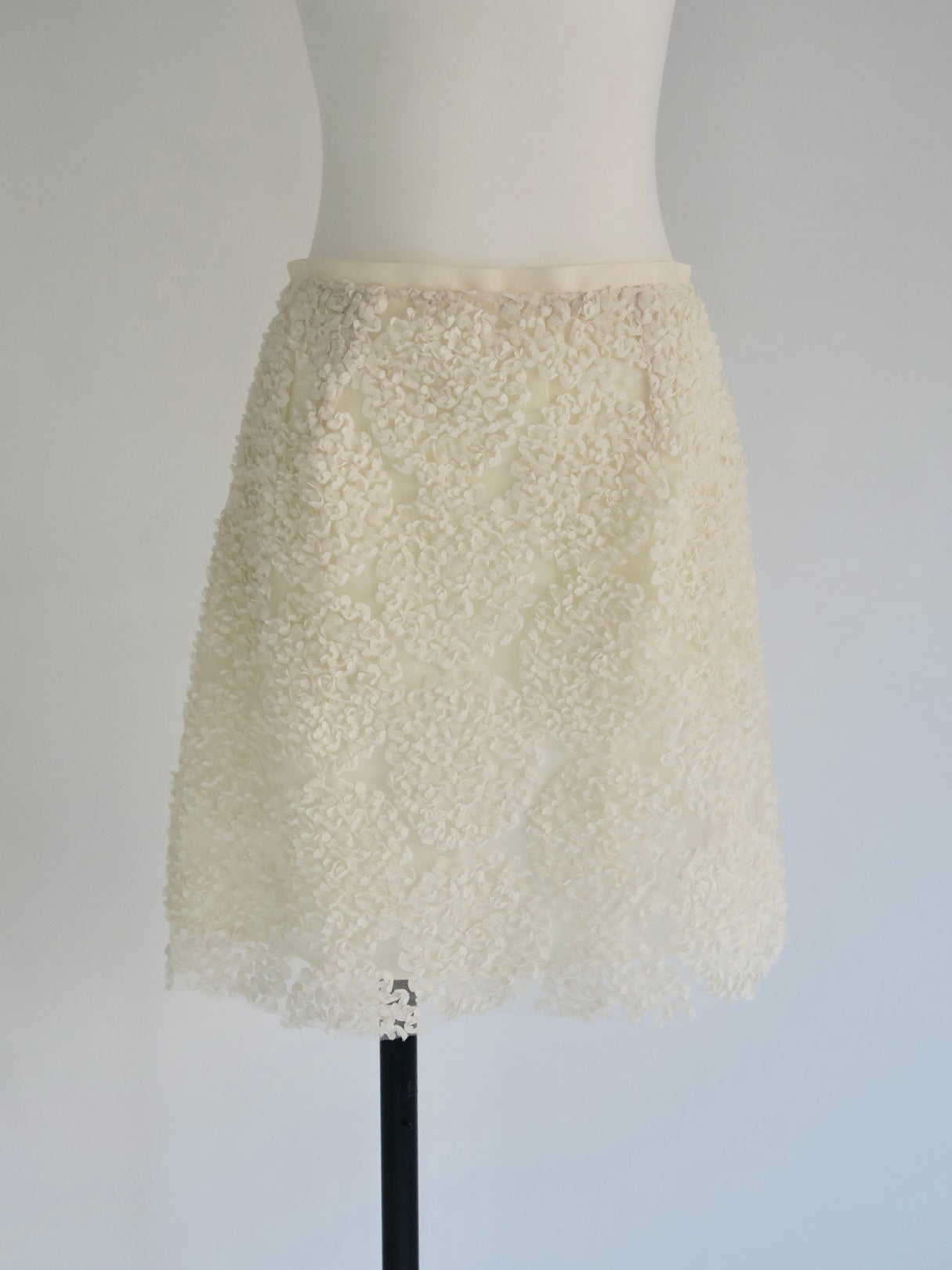 【AMOMMA】FLOWER MINI SKIRT(IVORY) FLOWER MINI SKIRT – AMOMMA
