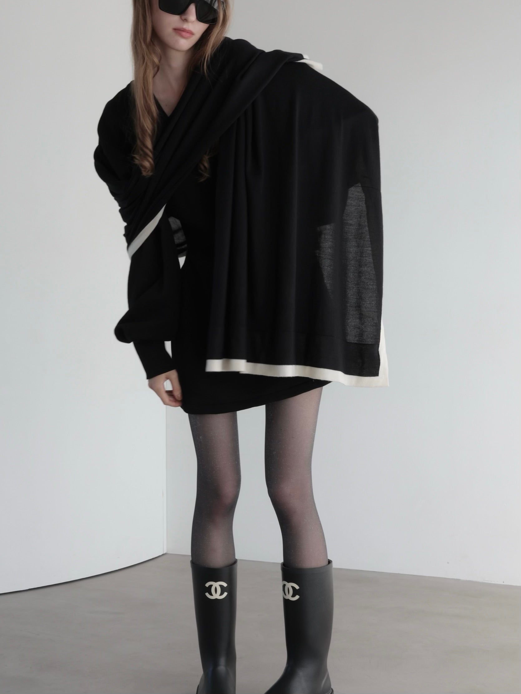 V NECK SWEAT MINI DRESS – AMOMMA
